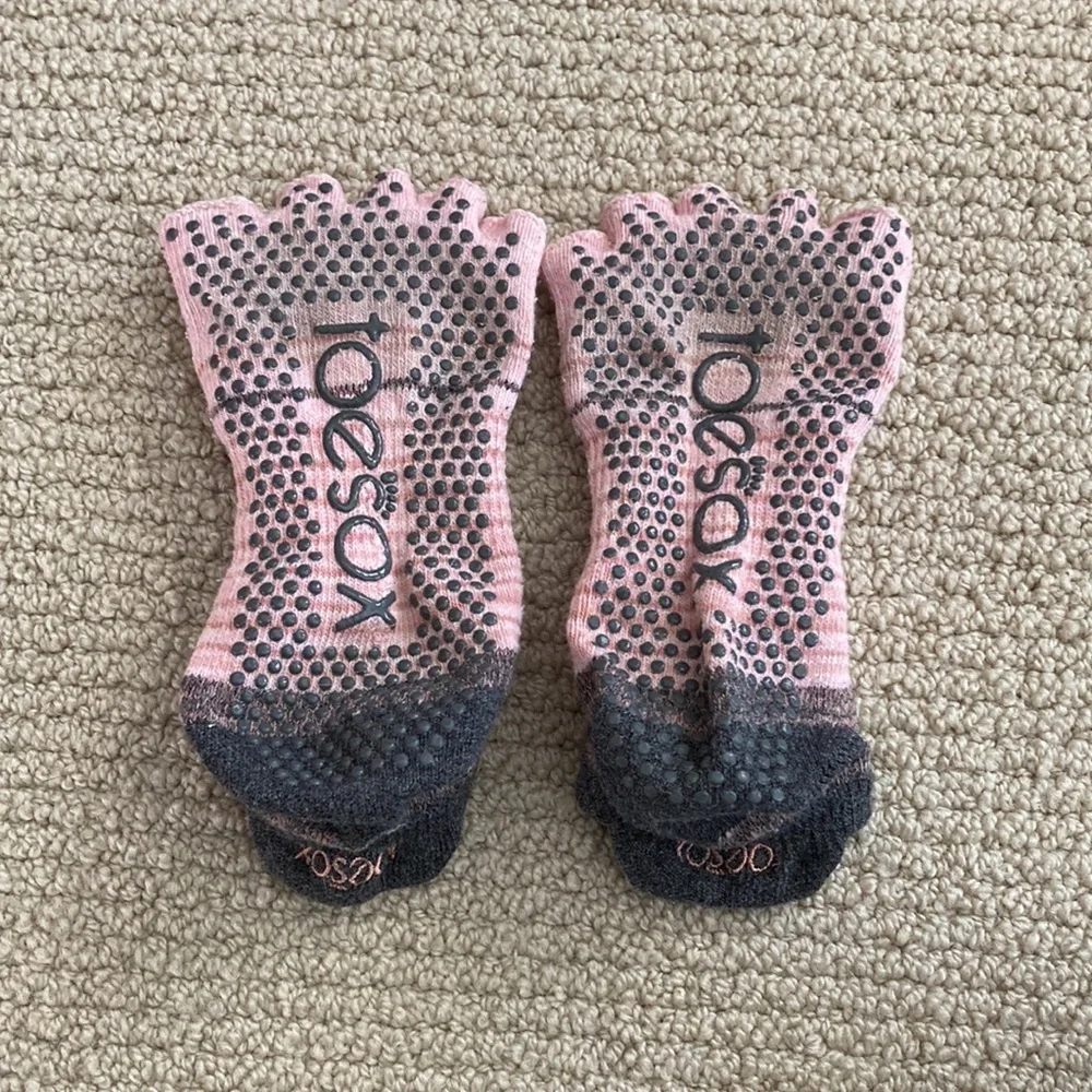 Toesox Half Toe Low Rise Grip Socks Size Medium Light Pink Barre Pilates EUC